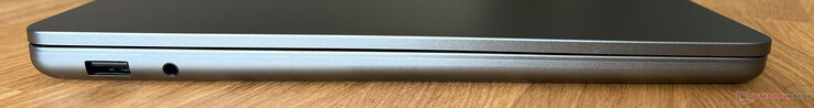 左：USB-A 3.2 Gen 1（5 GBit/s），3.5 毫米音频