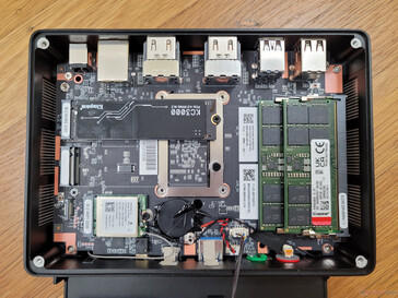 移除风扇和SSD散热器后，露出2个DDR5 SODIMM插槽、2个M.2 2280存储插槽、BIOS电池和可拆卸的M.2 WLAN模块。