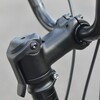 Boost Mini 自行车有一个带快速释放杆的折叠杆。(图片来源：Boost） 