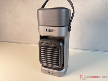 后部配有 USB-C(底部),用于供电,折叠出来时还配有 HDMI 和其他设备