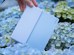 Onyx Leaf5+ 背面有一道棱线，更便于握持。