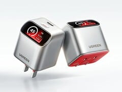 Ugreen X740 45W GaN 充电器采用倾斜式智能显示屏。