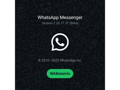 带有繁忙绿色背景和 WhatsApp 徽标的闪屏，其中提到了最新 beta 版本的编号。(图片来源：@WABetaInfo on X）