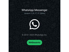 带有繁忙绿色背景和 WhatsApp 徽标的闪屏，其中提到了最新 beta 版本的编号。(图片来源：@WABetaInfo on X）