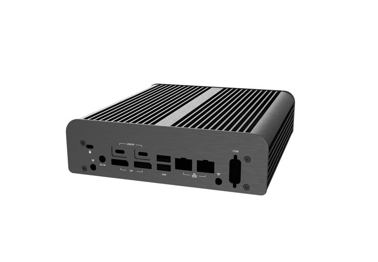 该被动散热机箱保留了华硕 NUC 16 Pro 主板的 I/O 接口。