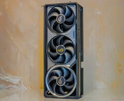 ROG Astral RTX 5080 OC 采用四轴风扇冷却系统