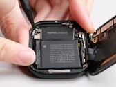 Apple Watch Series 10 的维修仍然困难重重。(图片来源：iFixit)