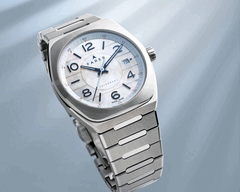 Farer Integra Perlarum(珍珠母)款式提供 56 小时动力储备(图片来源:Farer)