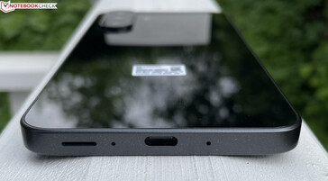 底部：扬声器、麦克风、USB-C 2.0（图片来源：Manuel Masiero）