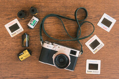 该开发商为富士胶片相机开发的新功能将内置于现有的 Fujistyle 应用程序中。图：富士胶片 X100V 相机和各种胶卷。(图片来源：富士 X周刊）