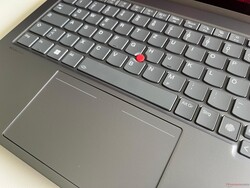 可选的触觉触摸板没有任何专用的 TrackPoint 按钮。