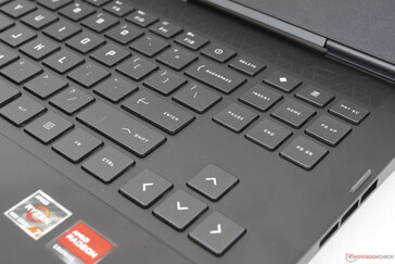 大的方向键和辅助键代替了传统的数字键盘