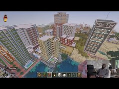 Mike Tomlin在Minecraft中建造了一整座城市,其中有密集的天际线和各种各样的建筑。