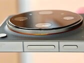 预计OPPO Find X10 Ultra将在2027年搭载尺寸更大的双潜望式传感器。除了更大的10倍长焦镜头外，还可能配备更大的3倍长焦镜头。