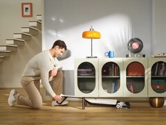 Roborock Flexi 系列真空吸尘器可以轻松吸到家具下面。(图片来源：Roborock）