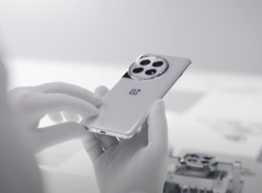 OnePlus 12 已推出黑色和绿色外观。(图片来源：OnePlus）