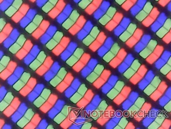 RGB 子像素清晰，但由于覆盖的玻璃较厚，画面仍有一些轻微的颗粒感