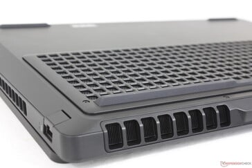 机身后部、两侧和底部均有大量通风栅格