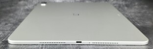 机箱右侧（扬声器、USB 端口、麦克风、扬声器）