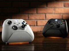 白色和黑色款 8BitDo Ultimate Xbox 手柄充电底座。