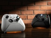白色和黑色款 8BitDo Ultimate Xbox 手柄充电底座。