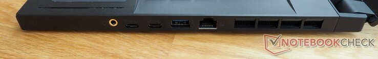 右侧。音频插孔，2个USB-C 3.2 Gen 2，包括DisplayPort，USB-A 3.2 Gen 2，RJ45网络。