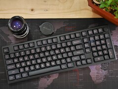 Epomaker Galaxy100 无线机械键盘。