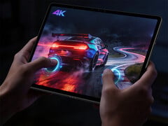 这款 13 英寸Legion Y900 游戏平板电脑将搭载骁龙 8 精英 5 代处理器。图：该平板电脑运行赛车游戏的宣传图片。 