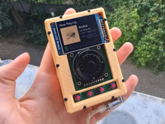 基于Raspberry Pi Zero 的 DAP 配备 4,000mAh 电池（如图），预计一次充电可使用 10 到 14 个小时。(图片来源：u/Der6FingerJo via r/DigitalAudioPlayer）
