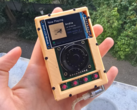 基于Raspberry Pi Zero 的 DAP 配备 4,000mAh 电池（如图），预计一次充电可使用 10 到 14 个小时。(图片来源：u/Der6FingerJo via r/DigitalAudioPlayer）
