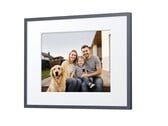 Ugreen Gallery 相框通过 13.3 英寸的 E Ink Spectra 6 显示屏展示照片。