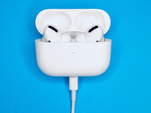 定制的AirPods Pro将在Apple 移除Lightning ，改用USB Type-C之前就可以订购。(图片来源：John Smit)