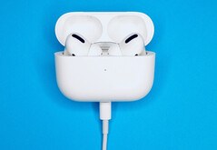 定制的AirPods Pro将在Apple 移除Lightning ,改用USB Type-C之前就可以订购。(图片来源:John Smit)