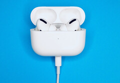 定制的AirPods Pro将在Apple 移除Lightning ，改用USB Type-C之前就可以订购。(图片来源：John Smit)