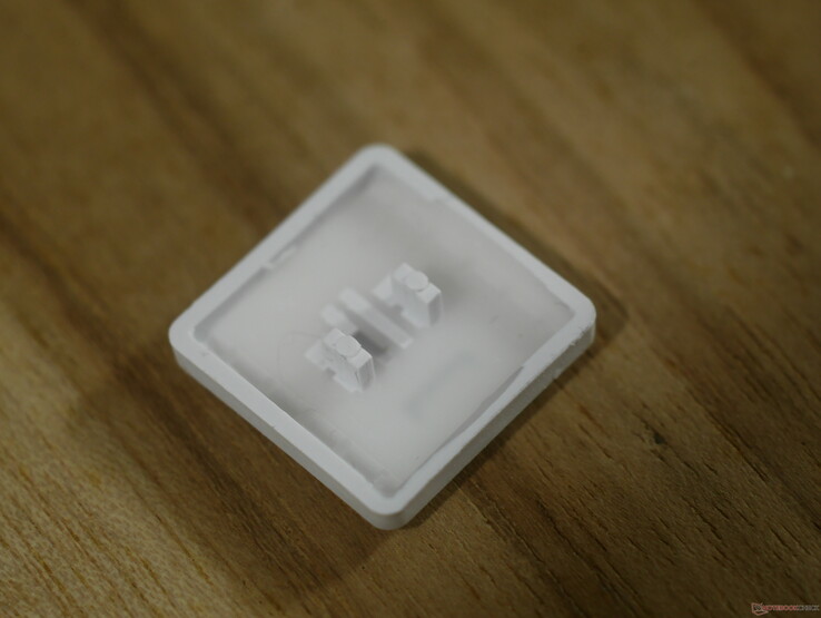 Choc V1 键帽的底部撞击开关顶部外壳时会发出响声。 