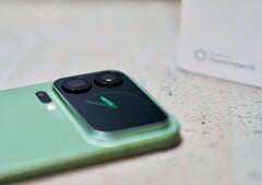 小米 17 Pro Max 背面的显示屏相当大。你能用它做什么?(图片来源:Notebookcheck)