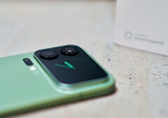 小米 17 Pro Max 背面的显示屏相当大。你能用它做什么？(图片来源：Notebookcheck）