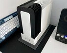 Monochrome 2 是一款采用 AMD Ryzen AI Max+ 395 处理器的无风扇 SFF 电脑。(图片来源：TheJiral via smallformfactor.net）