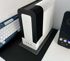 Monochrome 2 是一款采用 AMD Ryzen AI Max+ 395 处理器的无风扇 SFF 电脑。(图片来源：TheJiral via smallformfactor.net）