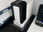 Monochrome 2 是一款采用 AMD Ryzen AI Max+ 395 处理器的无风扇 SFF 电脑。(图片来源：TheJiral via smallformfactor.net）