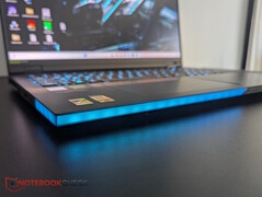 左侧边缘的 LED 灯带