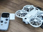 从右到左，DJI Neo 3 及其旁边的 RC Mini 遥控器。
