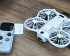 从右到左,DJI Neo 3 及其旁边的 RC Mini 遥控器。
