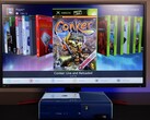 一台经过改装的蓝色 Xbox 360 在显示器上运行自定义自制仪表盘，显示游戏 "Conker：Live and Reloaded "以及其他 Xbox 和模拟器游戏。(图片来源：YouTube 上的 Modern Vintage Gamer）
