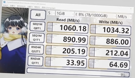 CrystalDiskMark 8的结果来自Dockcase的现场视频。分数表明该机箱完全支持USB 3.2 Gen 2速度。(图片来自Dockcase)