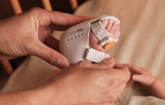 Masimo 的 Stork Boot 可对婴儿进行持续的生命体征监测。(来源：Masimo）