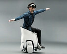 本田 XR 移动体验将 UNI-ONE 电动轮椅与 VR 眼镜相结合。(来源：本田）
