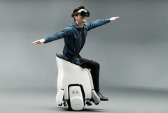 本田 XR 移动体验将 UNI-ONE 电动轮椅与 VR 眼镜相结合。(来源：本田）