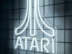 带有 Atari 徽标的白色 LED 霓虹灯（图片来源：Atari）