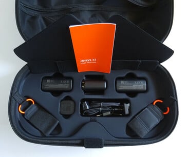 下方有配件存储空间。(图片来源：Notebookcheck）